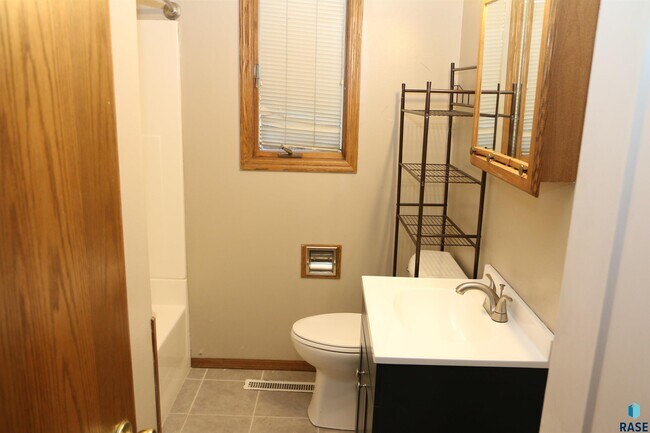 Building Photo - 925 S Harrington Ave