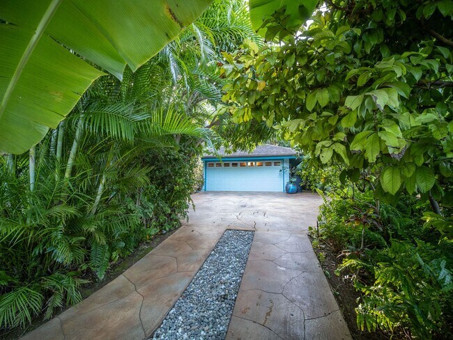 Building Photo - Beautiful Furnished, 2 Bed, 3 Bath, Gated ...