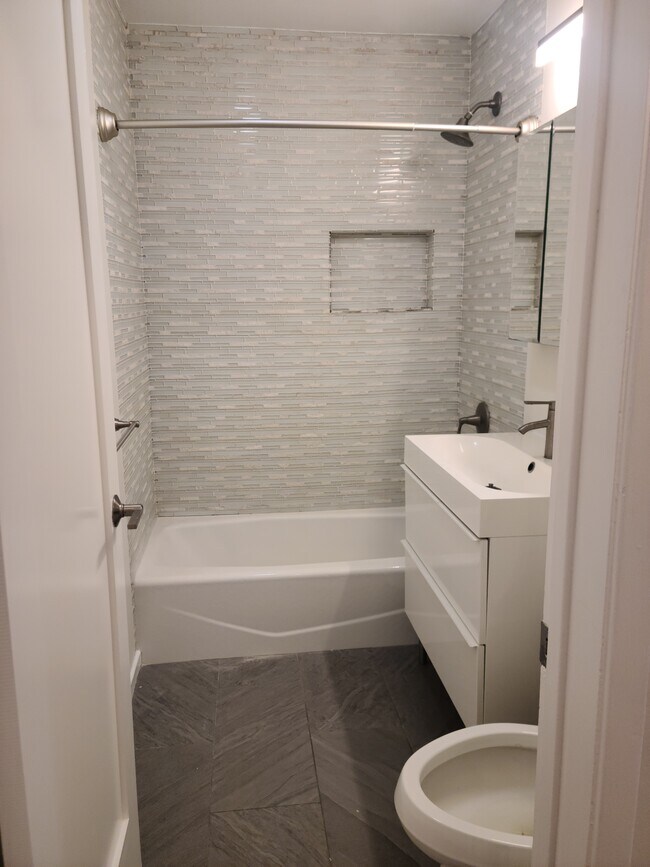 Building Photo - 734 Ashland Ave