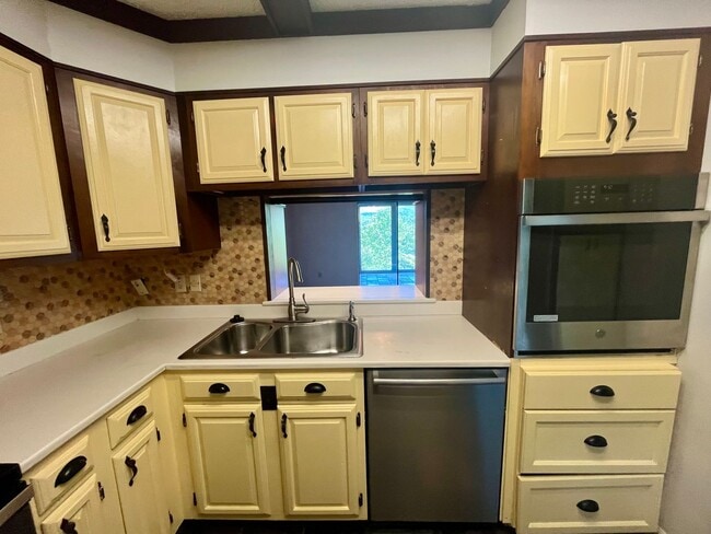 Building Photo - Well-Located One-Level Condo -- Just Minut...