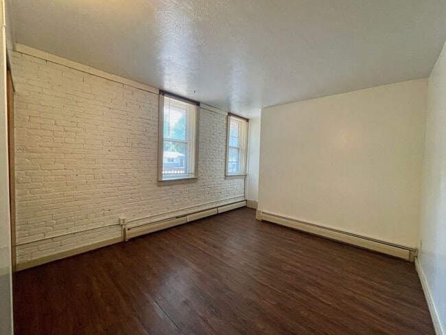 Building Photo - Beautiful 3 Bed 1.5 Bath Townhome in a Ren...