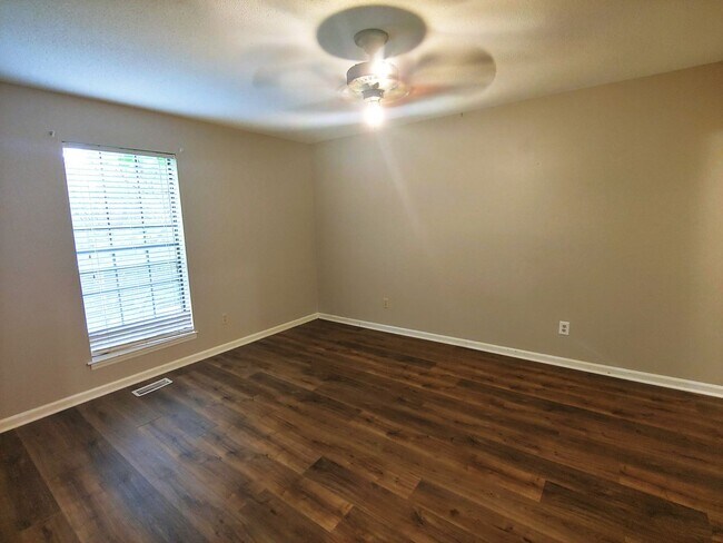 Building Photo - 8 Hickory Ln