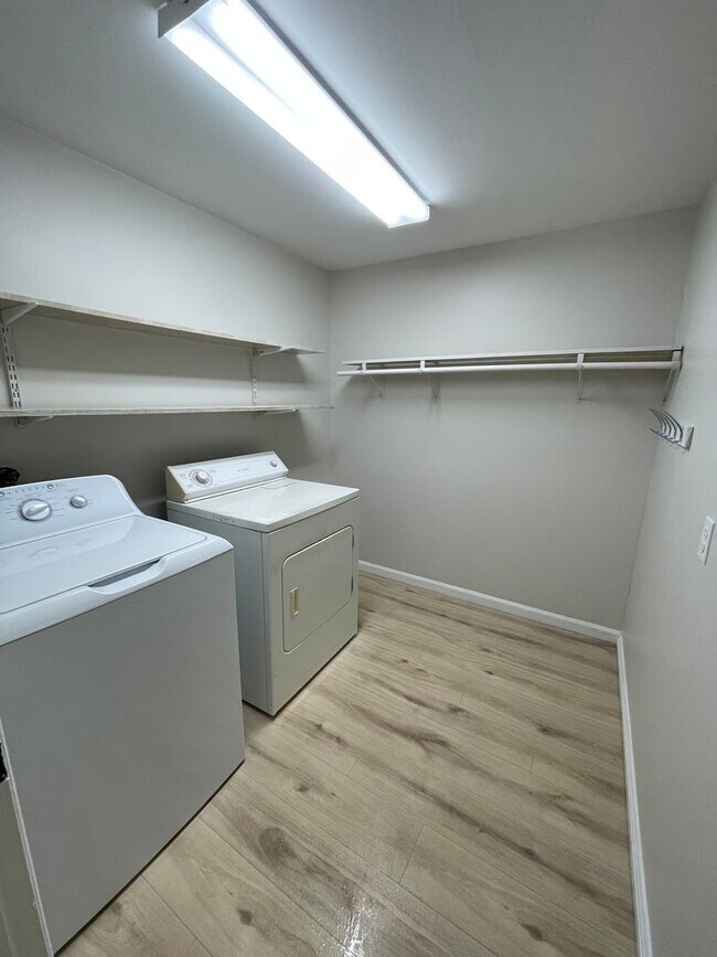 Building Photo - Non conforming 2 bed / 2 bath