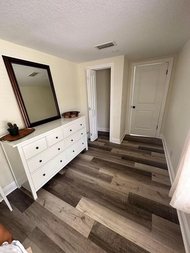 Building Photo - 939 Lakeview Rd