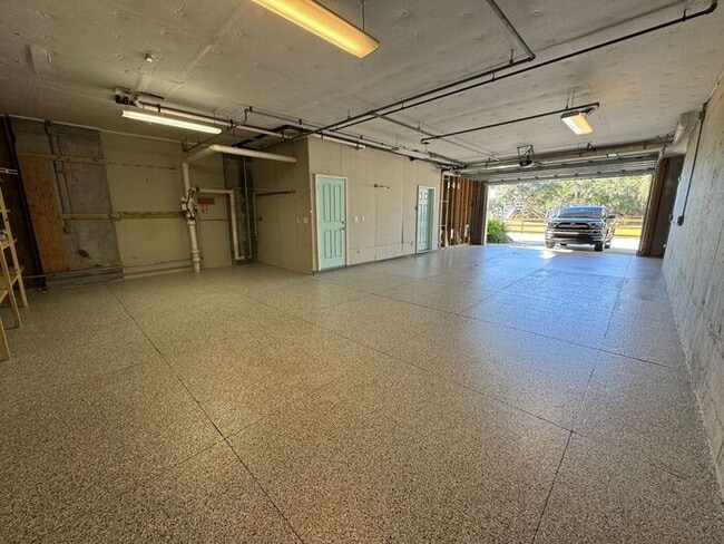 Building Photo - Gulf Breeze - Sea View Pines - 3 bedroom, 2.5 bathroom - Waterfront