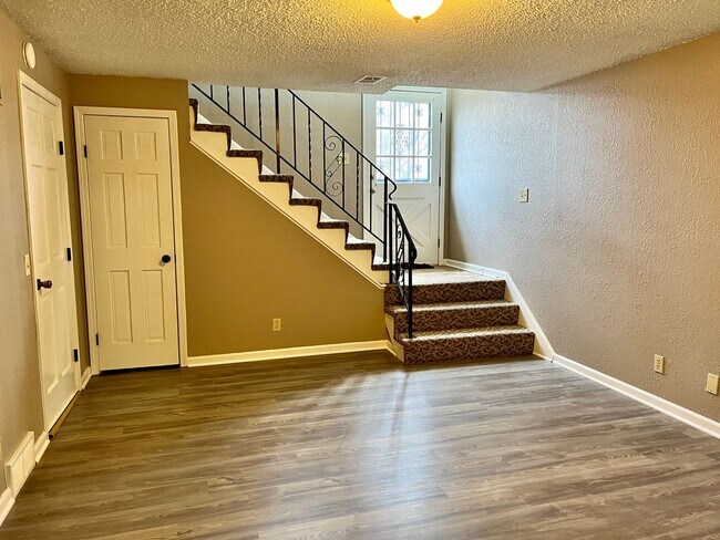 Building Photo - Spacious 3 bedroom Duplex