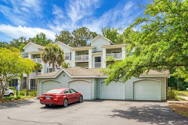 Building Photo - MOVE IN SPECIAL - 50% off First Month's Re...