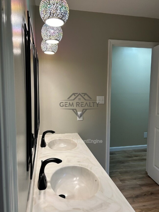 Building Photo - 100 Kendallwood Dr