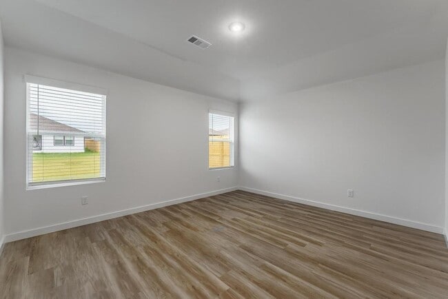Building Photo - 307 NW Granny Smith St