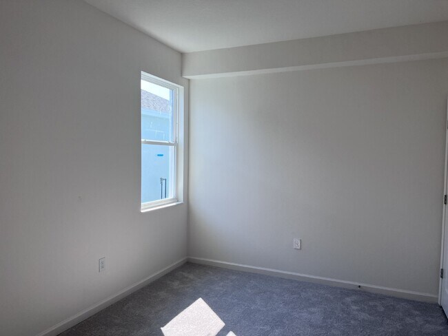 Building Photo - Spacious 4-Bedroom Home with 3 Full Baths in Apollo Beach, FL - Must See!