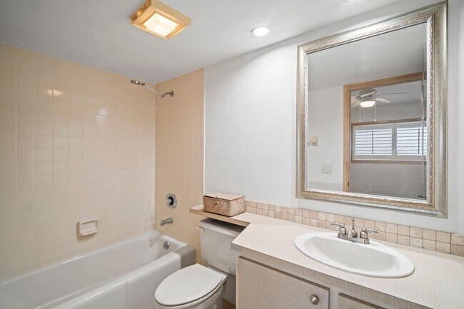 Building Photo - Stunning 2-bedroom, 2-bathroom condo with ...