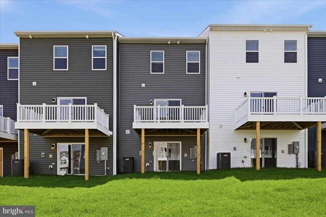 Building Photo - 122 Bowers St
