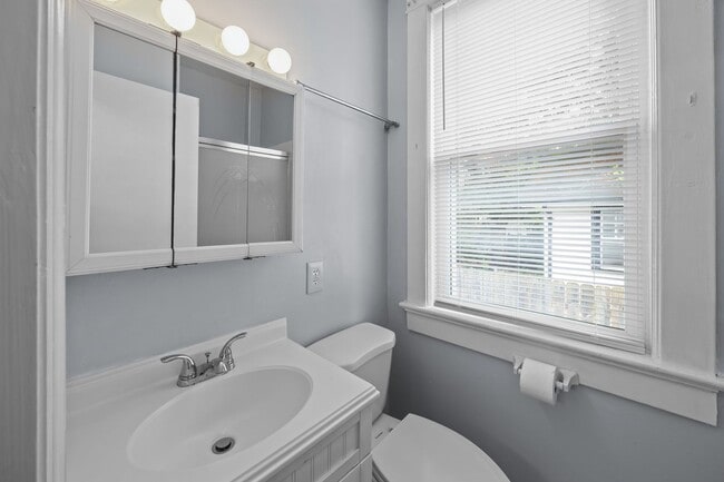 Building Photo - Incredibly Well Maintained & Beautiful Hom...
