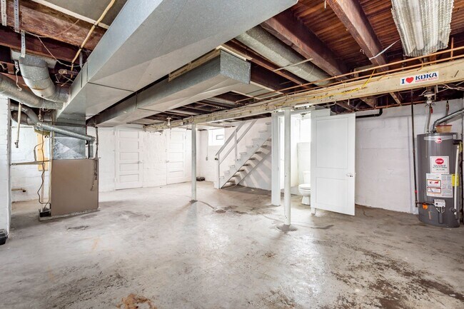 Building Photo - SCORE 1ST MONTH'S RENT FREE IF SIGNED BY AUGUST 7! Spectacular 3 bedroom home in Carrick availabl...