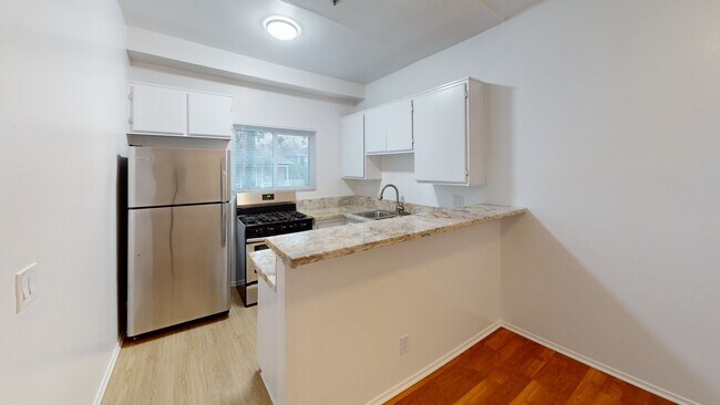 Kitchen - Highland Villa Apartments