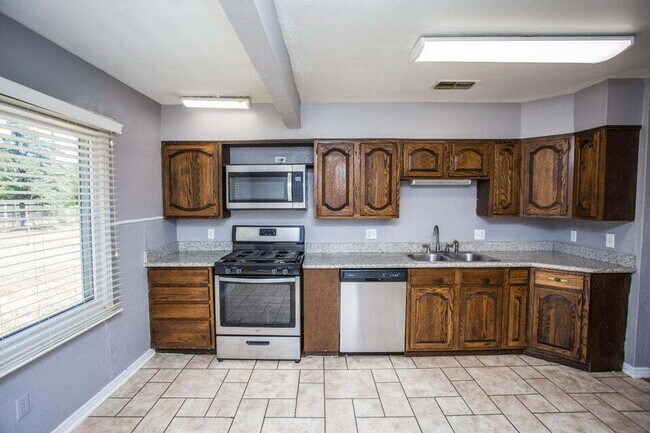 Building Photo - Charming 2/1 with Large Backyard!