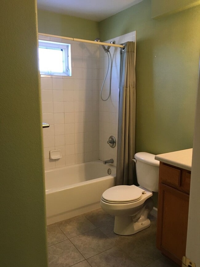 Building Photo - PET FRIENDLY 4 BEDROOM, 3 BATHROOM HOME WI...