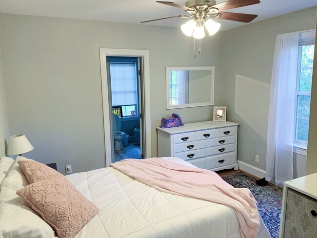 Building Photo - Fenced in 4 bedroom home for 4 or 3 people!