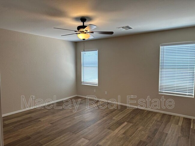 Building Photo - 2011 W Sunshine Butte Dr