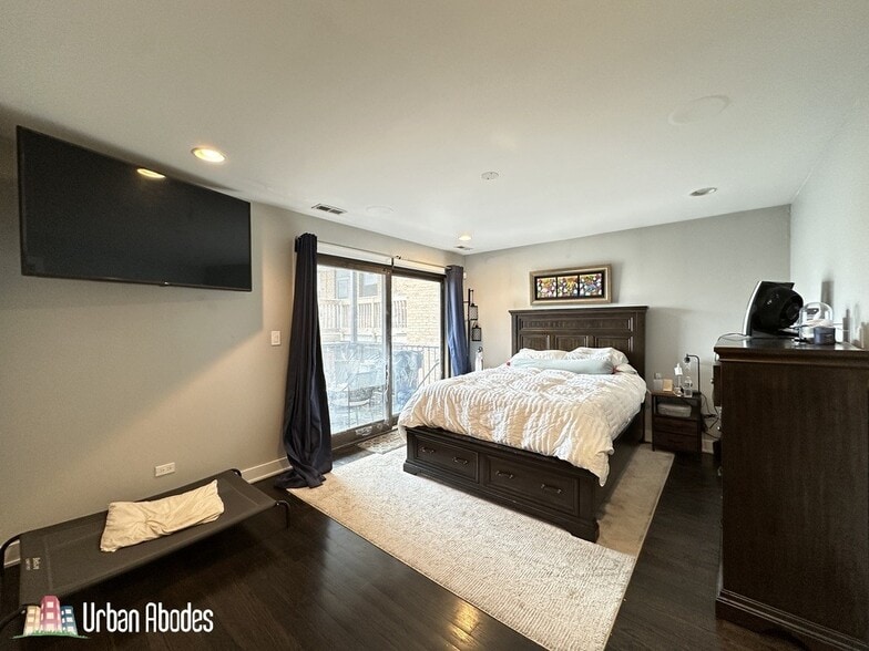 Building Photo - 907 N Damen Ave