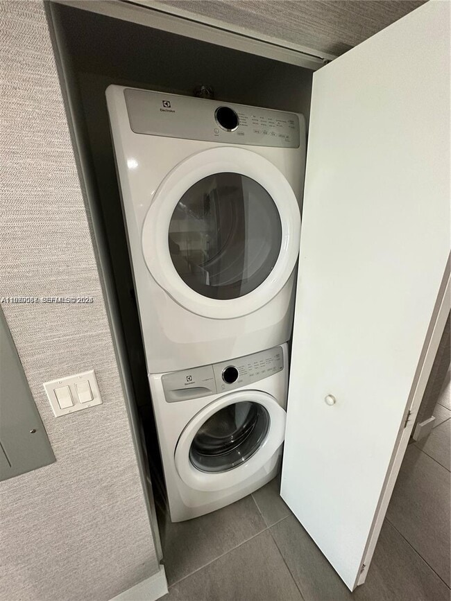 Building Photo - 16385 Biscayne Blvd