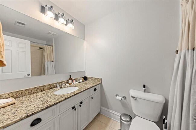 Building Photo - 3 bedroom in Chicago IL 60613
