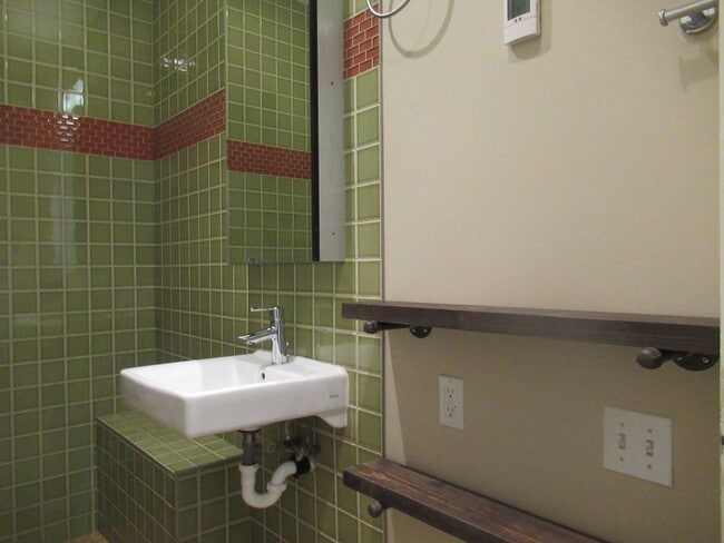 Building Photo - Well Maintained 1 bedroom, 1 bath condo on...