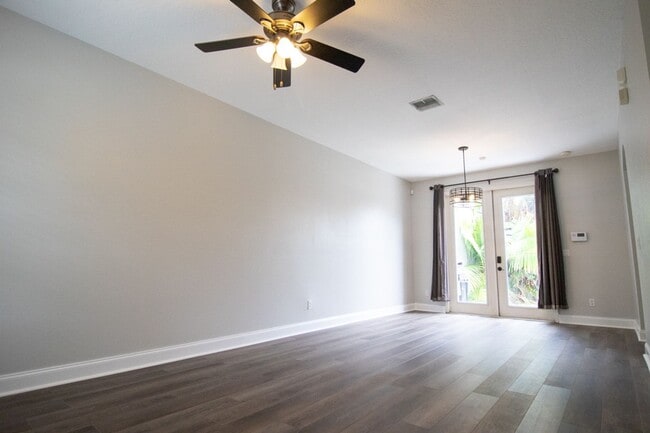 Building Photo - Charming Townhome in Avalon Park