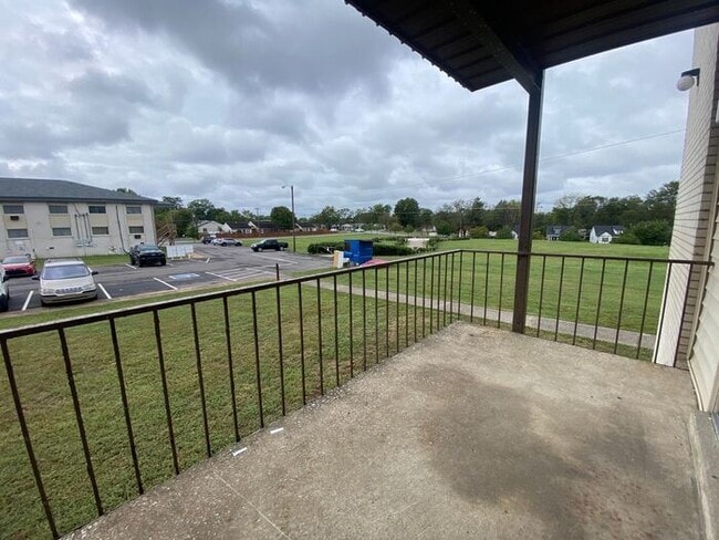 Building Photo - 2 Bedroom Unit was recently renovated. Liv...
