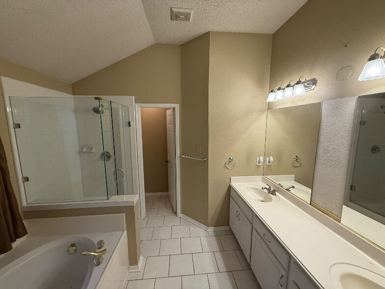 Building Photo - 1022 Dickens Ln