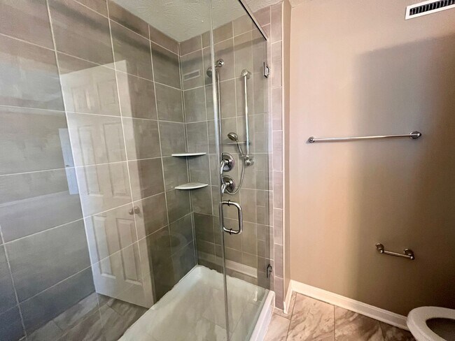 Building Photo - Imperial - 3 Bedroom 2.5 Bathroom - Large ...