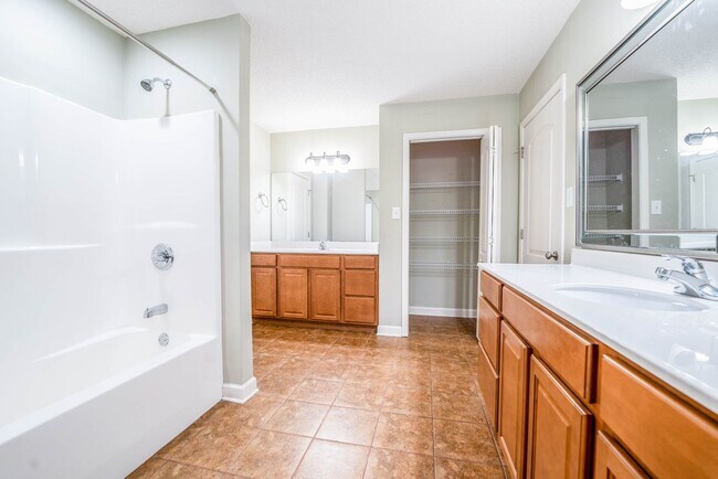 Building Photo - West Hills House 3BR/ 2.5BA, 2 Car garage, primary bedroom on main level