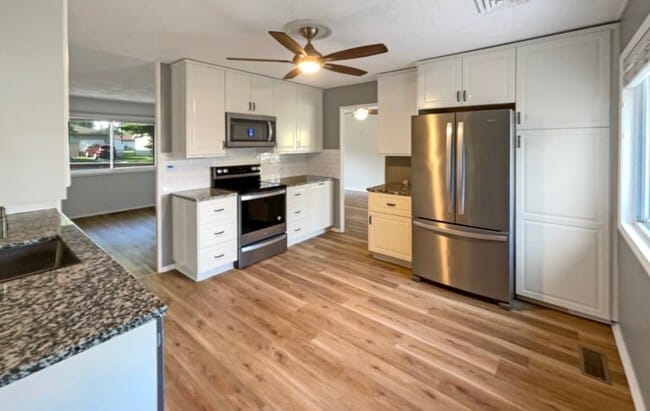 Building Photo - 17 Crestview Dr