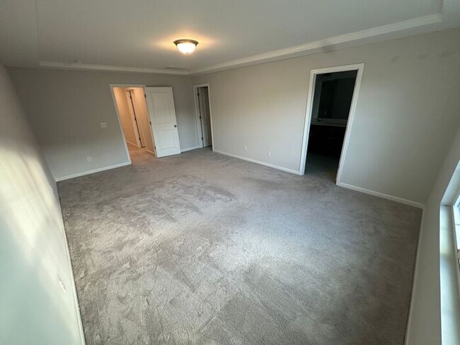 Building Photo - Like-New Townhouse in Holly Springs AVAILA...