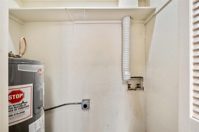 Building Photo - 200 Concho St