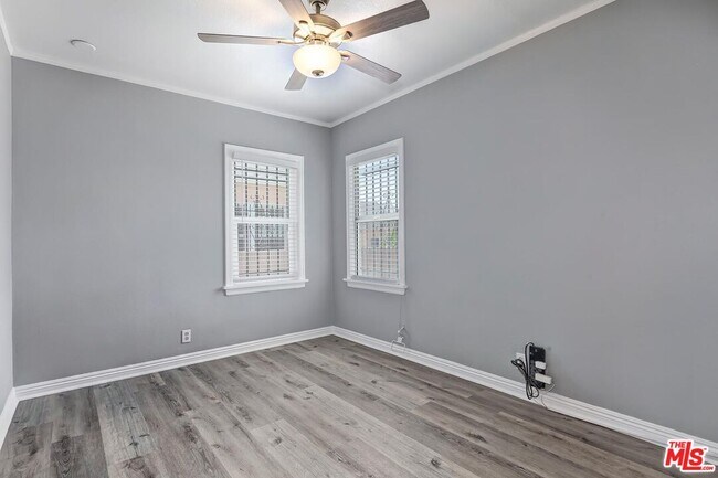 Building Photo - 1110 W 80th St