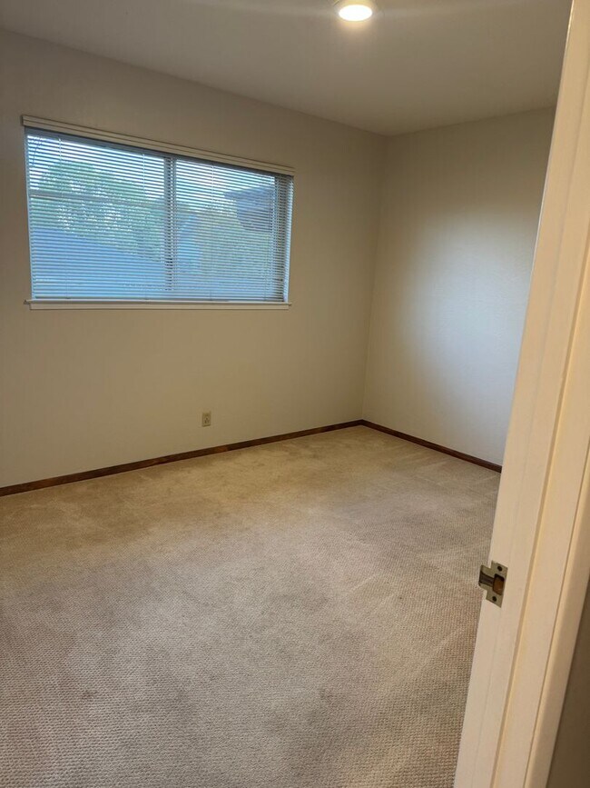 Building Photo - 370 Wright Ave