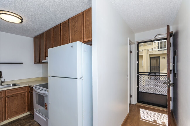 Building Photo - 350 Aoloa St