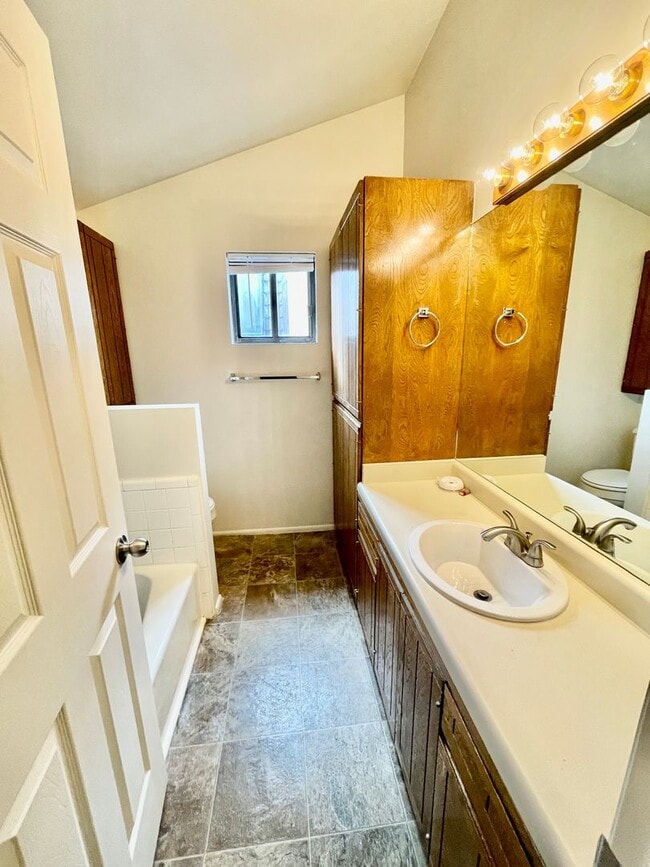 Building Photo - Pet Friendly Sunny Dale Townhome