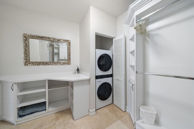 Building Photo - 514 N Birch Rd