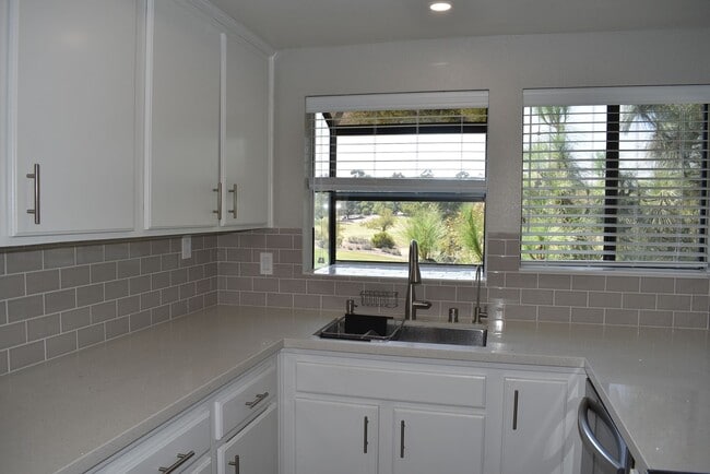 Building Photo - 2 Bedroom Condo in Rancho Bernardo with Golf Course Views