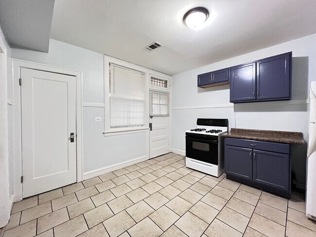 Building Photo - 6424 S Talman Ave