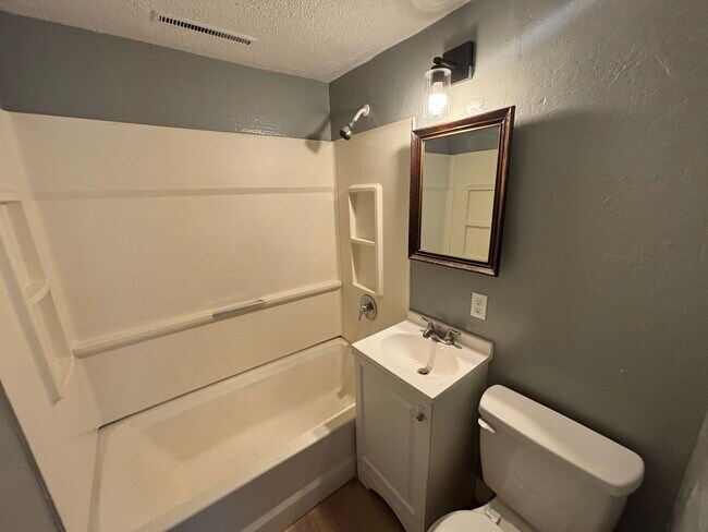 Building Photo - 634 W 14th Ave