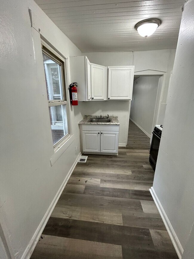 Building Photo - 2 Bedroom House Close to Transportation!