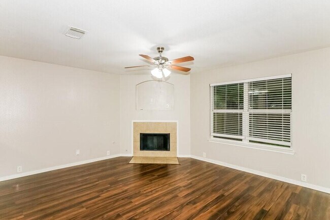 Building Photo - 17411 Hoover Gardens Dr