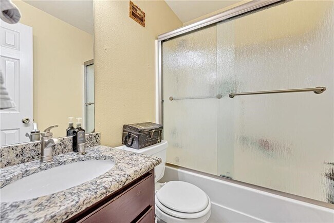 Building Photo - 122 S Bailey St