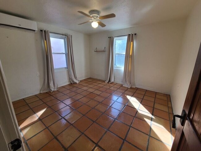 Building Photo - Charming 2 bedroom 1 bathroom