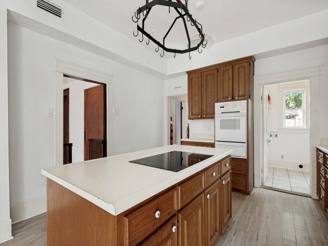 Building Photo - "Charming 4-Bedroom Home with 2 Full Baths in Vibrant Dallas Neighborhood!"