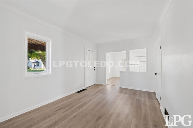 Building Photo - 4013 Caroline Ave