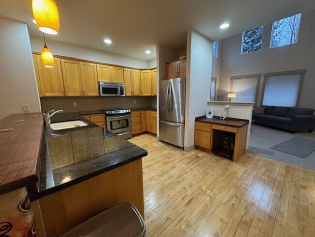 Building Photo - Partially furnished short term  West Side Location